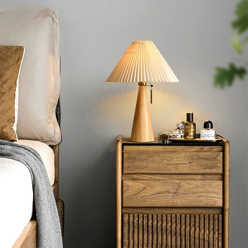 Lighting Decor Bedroom - โคมไฟตั้งโต๊ะแบบจีบย้อนยุค โคมไฟไม้เนื้อแข็งสไตล์นอร์ดิก สำหรับอ่านหนังสือในห้องนอน ตกแต่งบ้าน ใช้หลอดไฟ E27